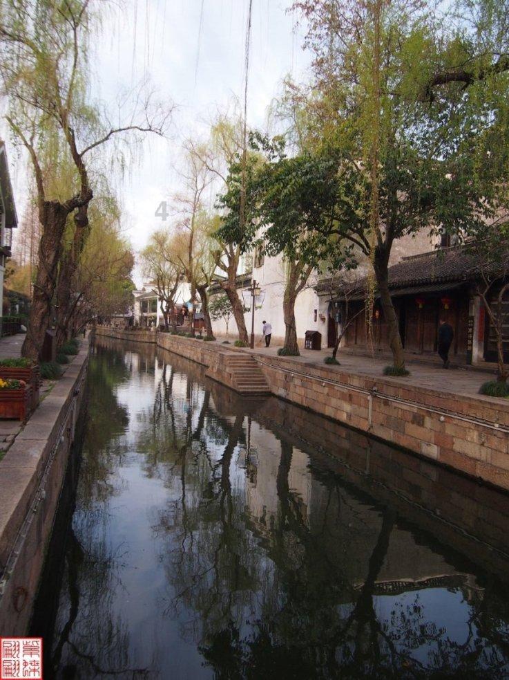 逃离昏暗的废弃城